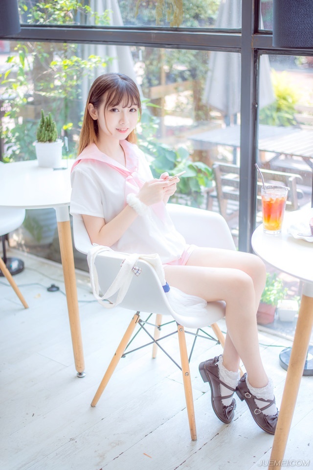 “庞先生，不是我等不明事理。”一名蜀将苦笑道：“只是冠军侯之政策，于我士族……”